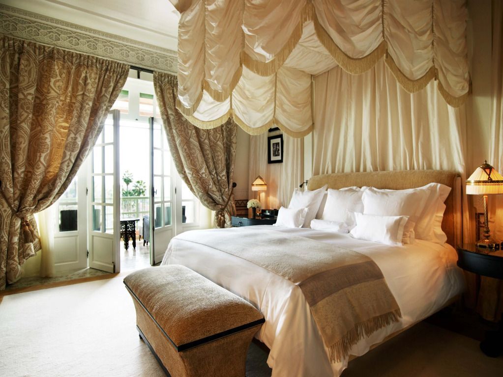 Luxuriös gestaltetes Schlafzimmer in der Baldaquin Suite mit Baldachin und edler Dekoration