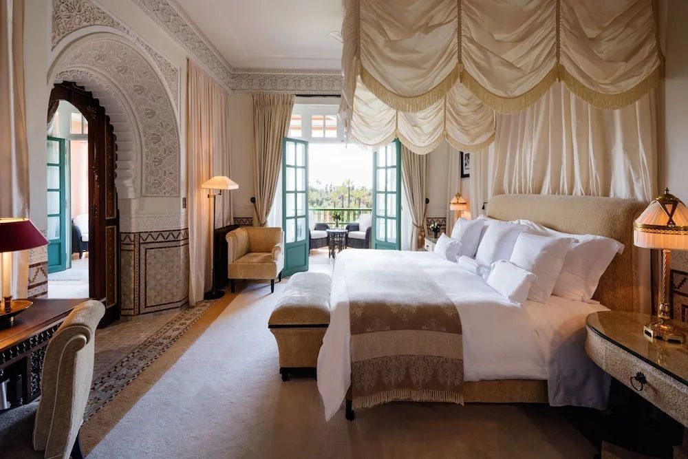 Helles und luxuriöses Schlafzimmer in der Baldaquin Suite mit Baldachin und Blick nach draußen