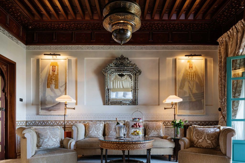 Prächtig eingerichteter Wohnbereich in traditionellem marokkanischem Stil in der Baldaquin Suite