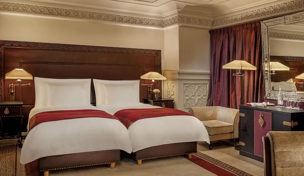 Zimmer mit zwei Einzelbetten, luxuriöser Dekor und warmen Farben