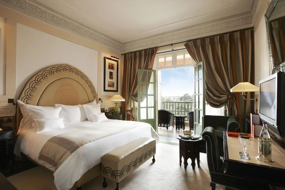 Luxuriöses Deluxe Doppel Zimmer mit großem Bett und Balkon mit Aussicht.
