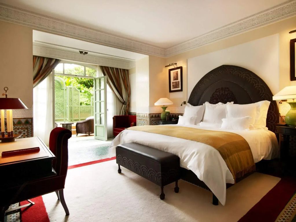 Elegante Duplex Suite mit großem Bett und Zugang zu einem privaten Balkon