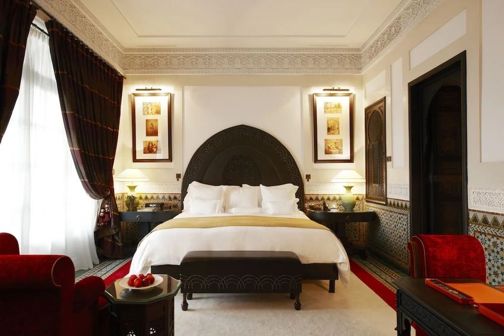 Elegante Suite mit Kingsize-Bett und orientalischem Dekor.