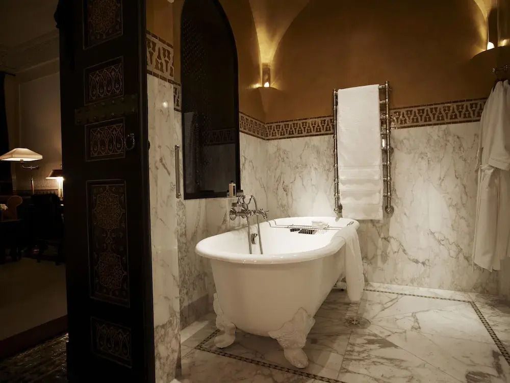 Marmorbad mit freistehender Badewanne und luxuriösem Finish.