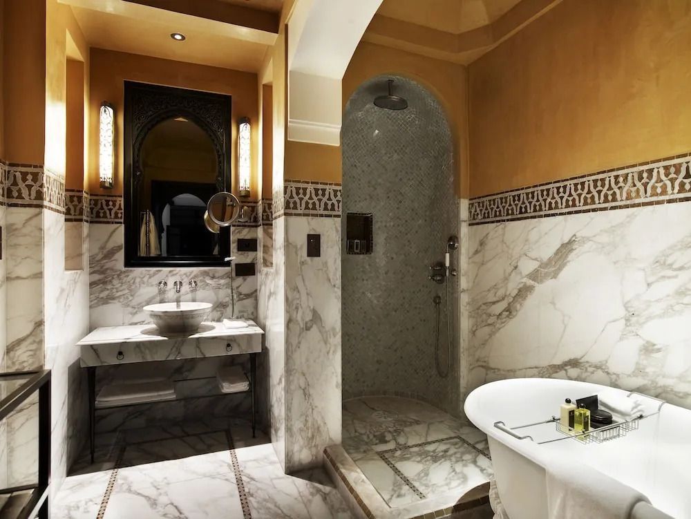 Luxuriöses Badezimmer mit Marmordetails und einer geräumigen Dusche in der Hivernage Suite