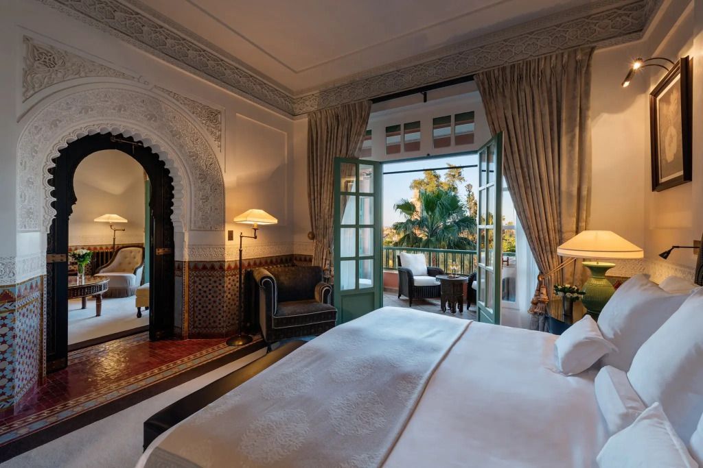 Luxuriöses Schlafzimmer der Koutoubia Suite mit Ausblick auf den Balkon und Garten