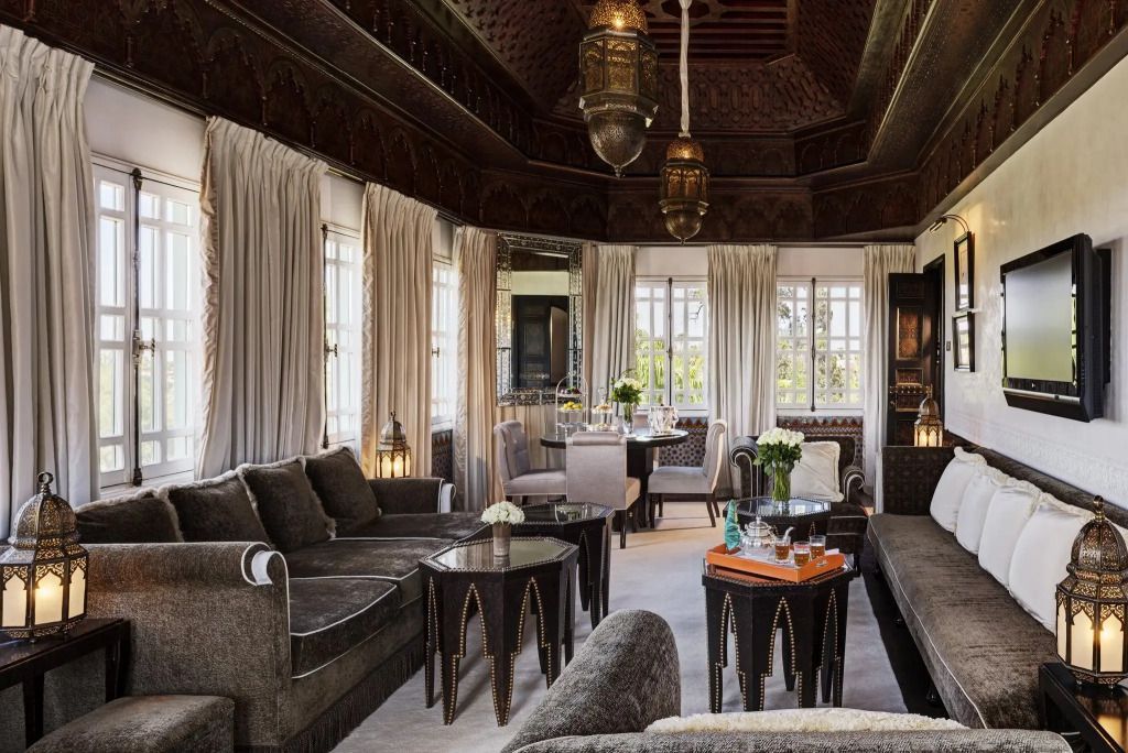 Opulentes Wohnzimmer der Koutoubia Suite mit edler Dekoration und großen Fenstern