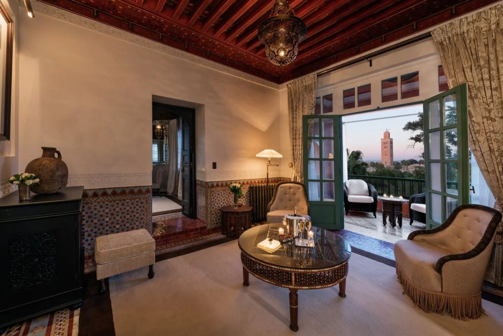 Gemütlicher Wohnbereich mit Blick auf den Balkon und die Koutoubia-Moschee