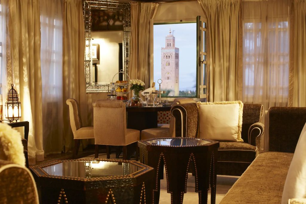 Elegante Sitzgruppe mit Fensterblick auf die Koutoubia-Moschee