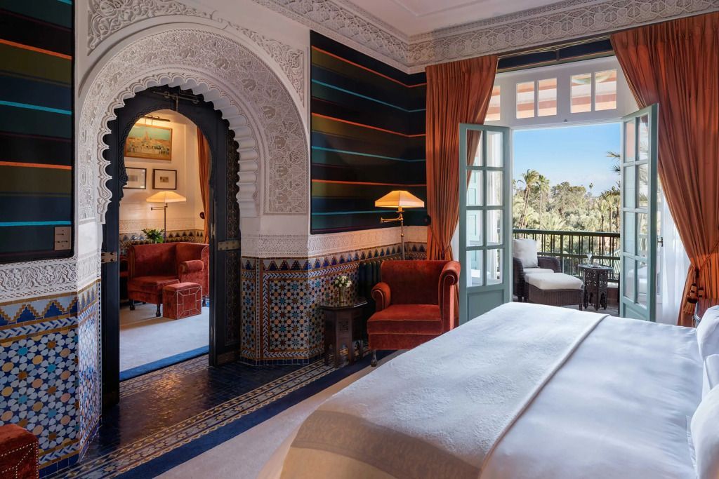 Majorelle Suite mit eleganten Fliesen, farbigen Wänden und Balkonzugang