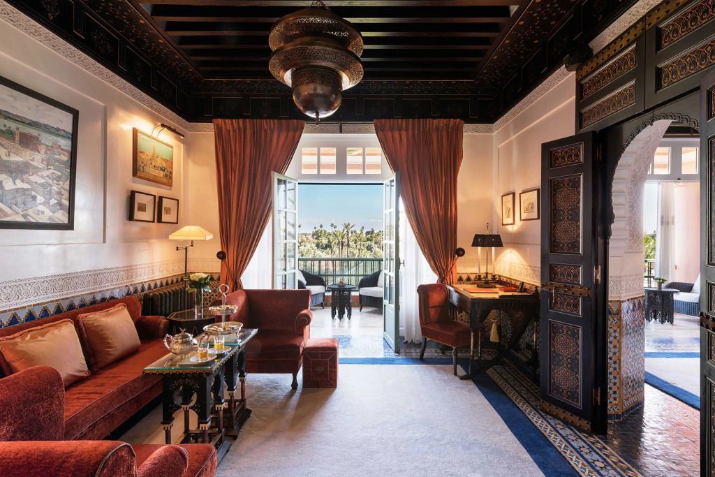 Luxuriöses Wohnzimmer der Majorelle Suite mit Balkon und eleganten Möbeln