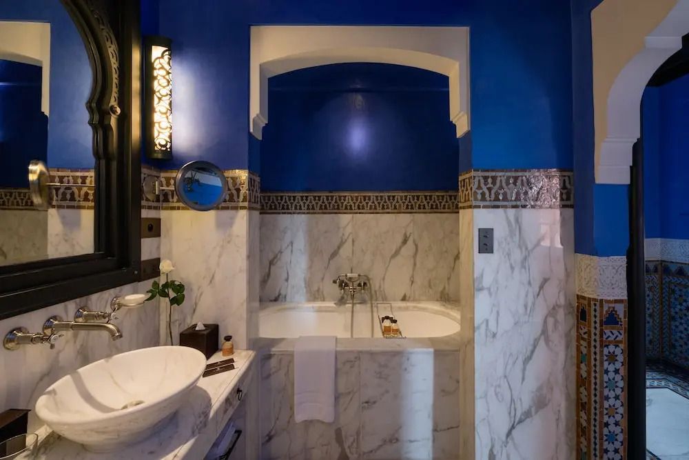 Marmorbad in der Majorelle Suite mit blauen Akzenten und luxuriöser Einrichtung