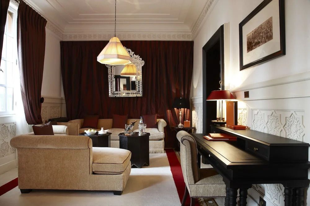 Elegantes Wohnzimmer in der Park Suite mit einem großen Sofa und edler Beleuchtung