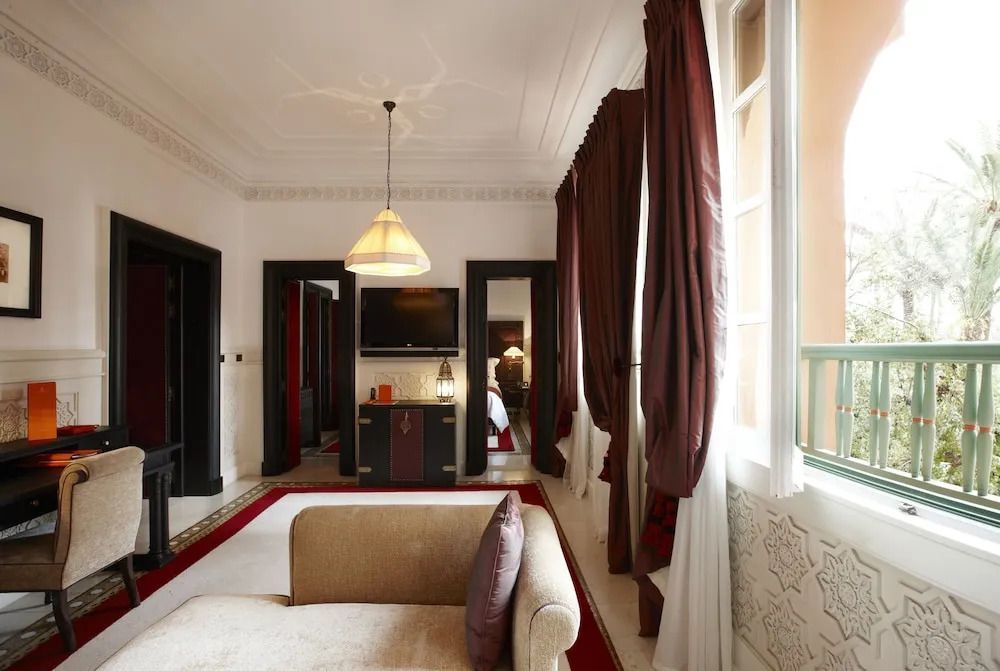 Helles Zimmer der Park Suite mit großen Fenstern und Blick auf eine edle Sitzecke