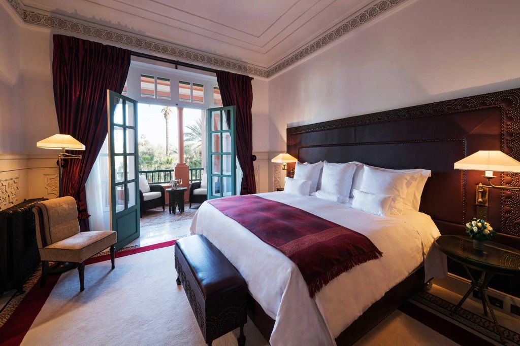 Luxuriöses Schlafzimmer mit Kingsize-Bett und Balkon in der Prestige Suite mit stilvollem Dekor.