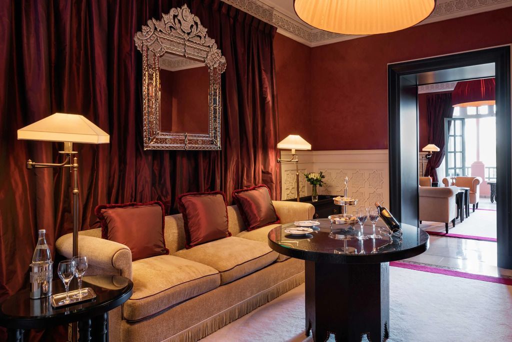Gemütlicher Sitzbereich in der Prestige Suite mit opulenten Stoffen und geschmackvoller Einrichtung.