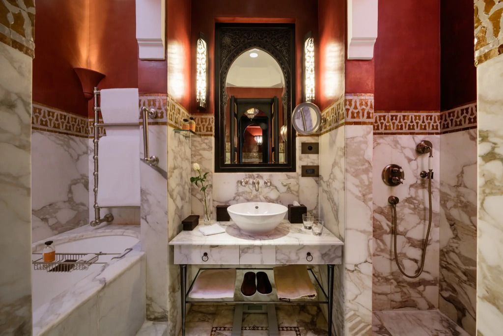 Luxuriöses Badezimmer mit marokkanischer Dekoration und Waschbeckenbereich.