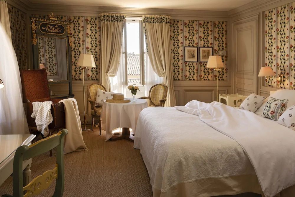Elegantes Einzelzimmer mit gemütlichem Einzelbett, klassischem Dekor und hochwertigen Textilien.