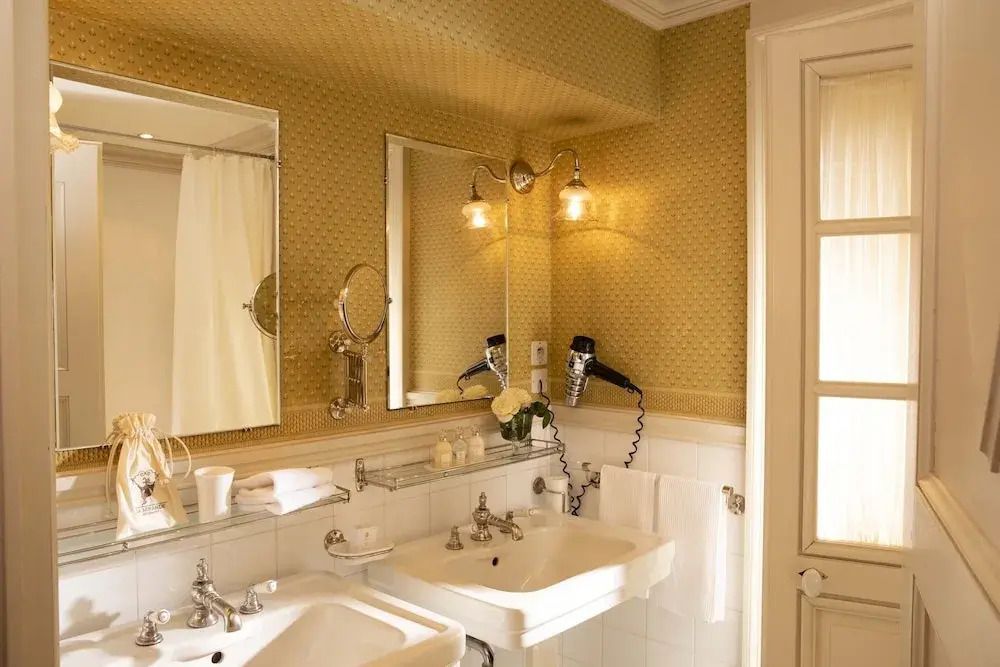 Luxuriöses Badezimmer mit eleganter Ausstattung und stilvollem Interieur, zwei Waschbecken.