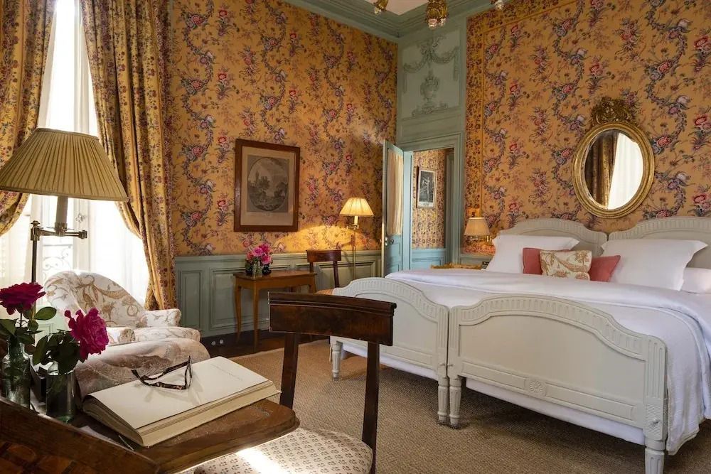Großzügiges Einzelzimmer mit elegantem Dekor, luxuriösem Bett und edlen Tapeten.