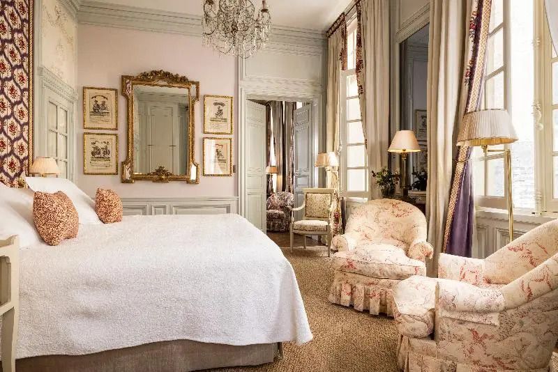 Geräumiges Schlafzimmer mit opulenten Möbeln in der Deluxe Suite