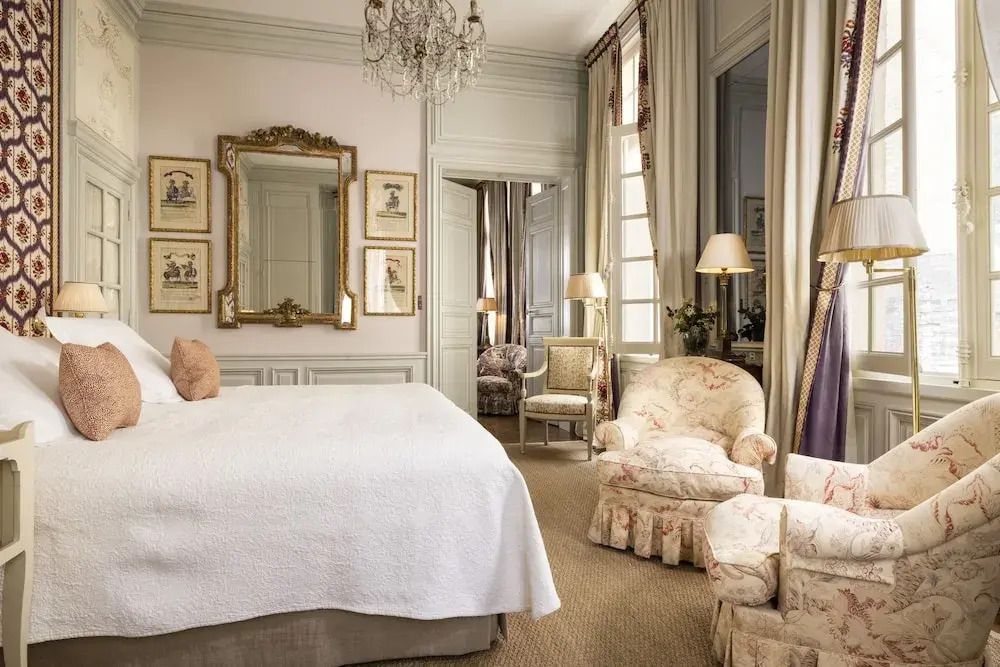Elegantes Schlafzimmer mit großem Spiegel, Doppelbett und klassischen Möbeln