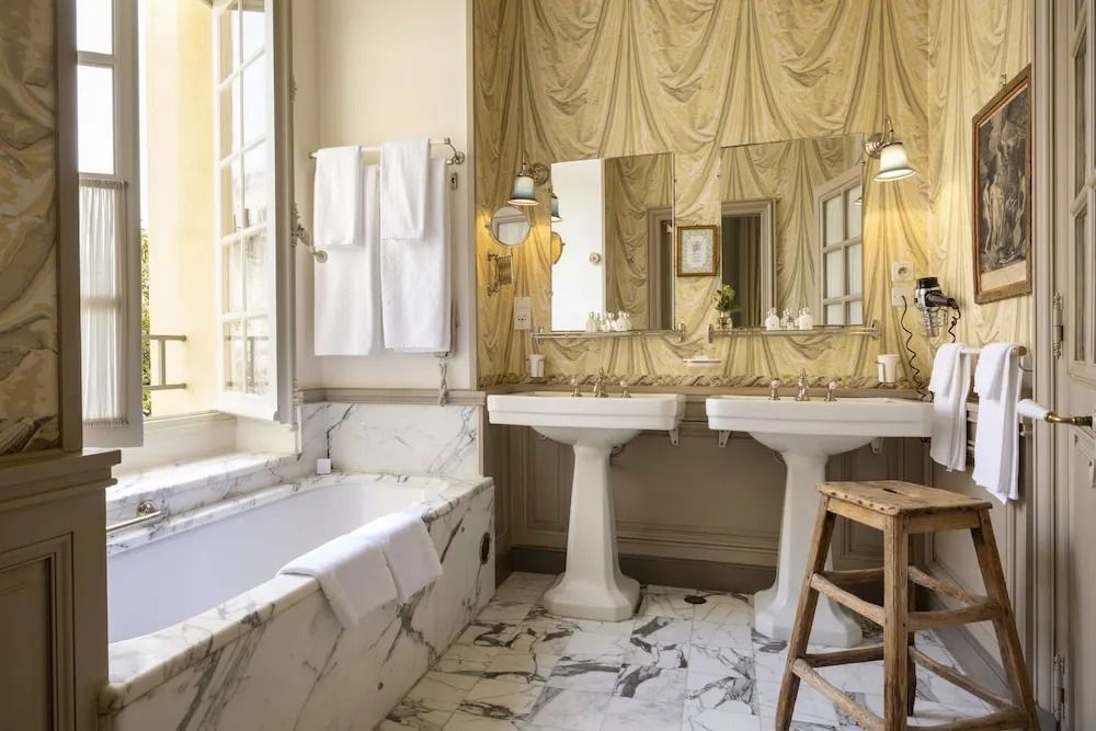 Luxuriöses Badezimmer mit Marmorbadewanne und Doppelwaschbecken