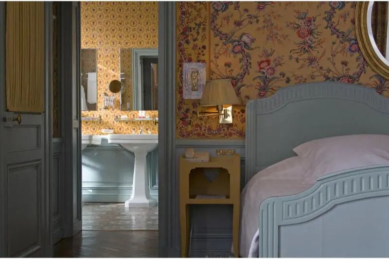 Elegantes Schlafzimmer mit Blick auf stilvolles Badezimmerdesign.