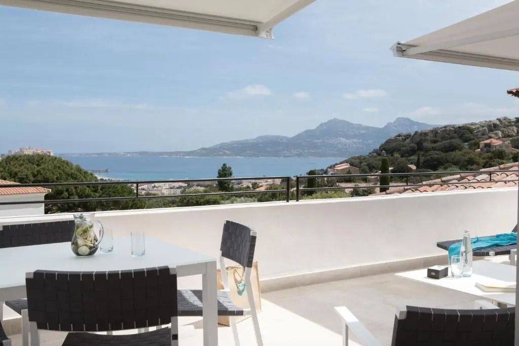 Terrasse mit Blick auf das Meer und Berglandschaft in der Ferne