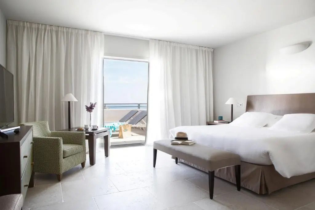 Geräumiges Schlafzimmer mit Blick auf Terrasse und Meer