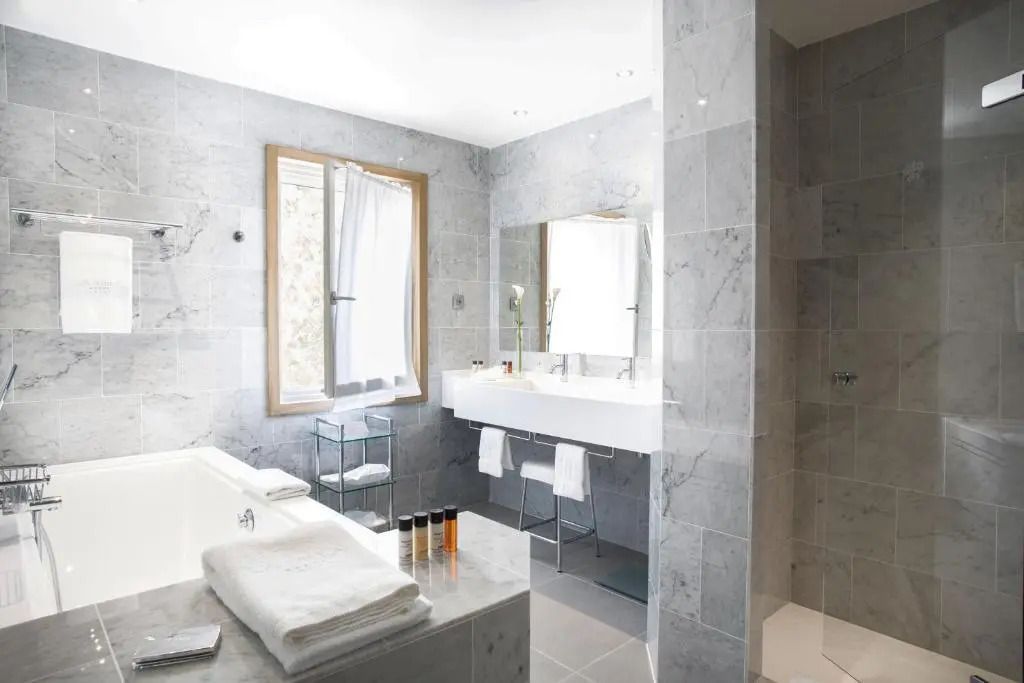 Modernes Badezimmer mit Doppelwaschbecken und großer Badewanne