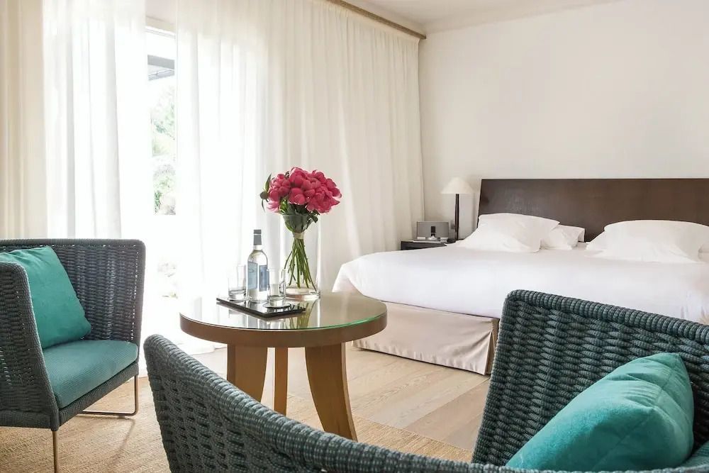 Deluxe Zimmer mit Meerblick elegant eingerichtet mit Blumen und Tisch
