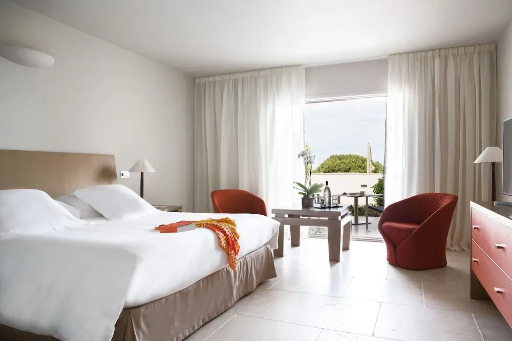 Helles Deluxe Zimmer mit Meerblick zwei Sessel und Tisch