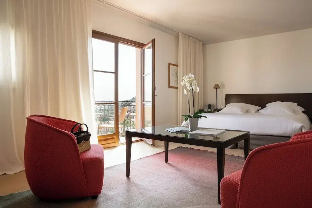 Helles Schlafzimmer mit Balkon und Meerblick in Dreier Junior-Suite