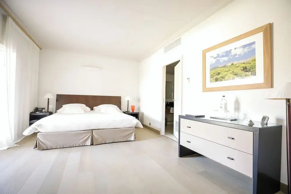 Modernes Schlafzimmer mit Kingsize-Bett und eleganter Einrichtung