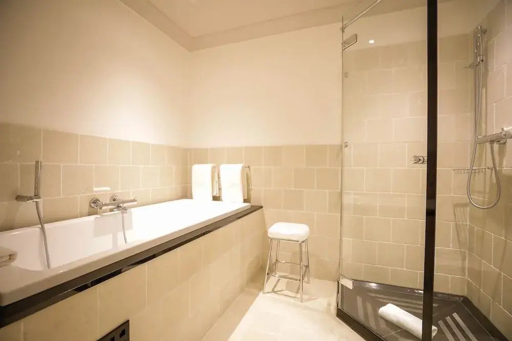 Helles Badezimmer mit Badewanne und separater Dusche