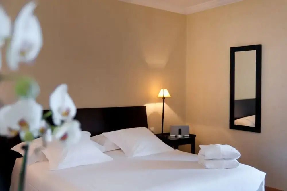 Gemütliches Schlafzimmer mit stilvoller Beleuchtung und Orchidee