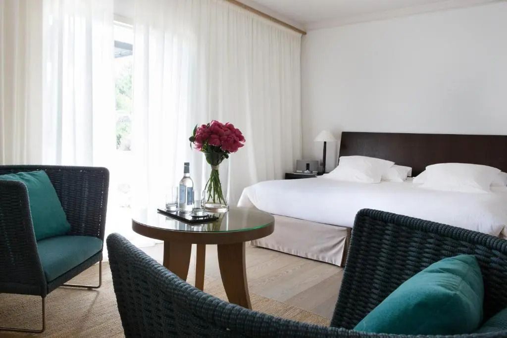 Elegantes Hotelzimmer mit modernem Design und Meerblick
