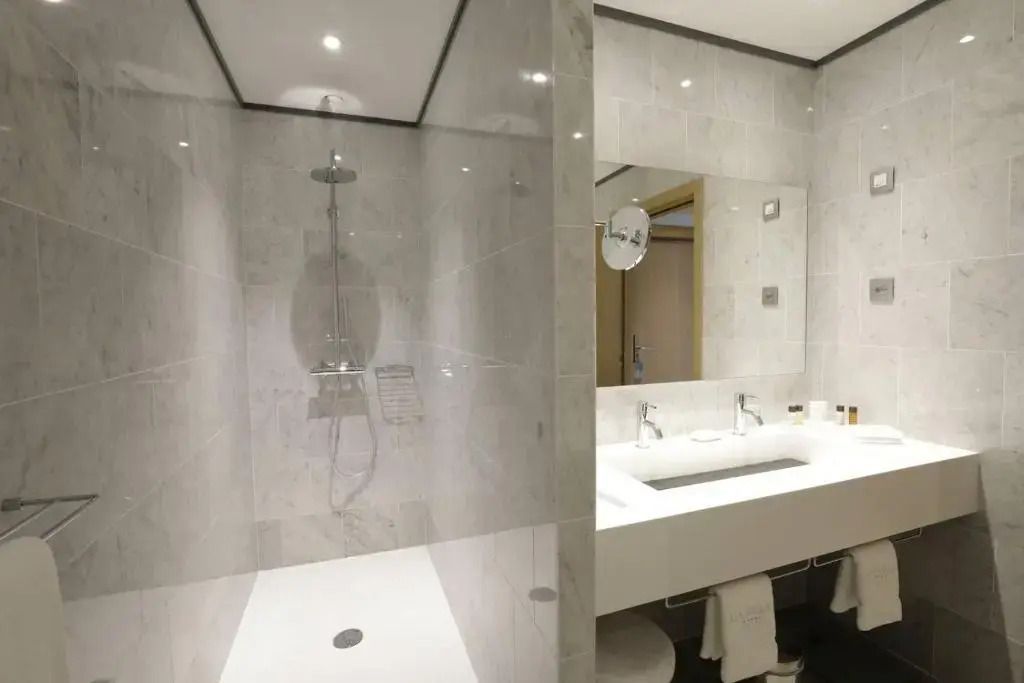 Modernes Bad mit großer Dusche und eleganter Ausstattung