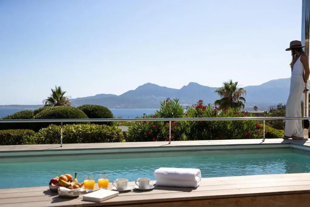 Privater Pool mit Meerblick und Frühstückstisch im Vordergrund