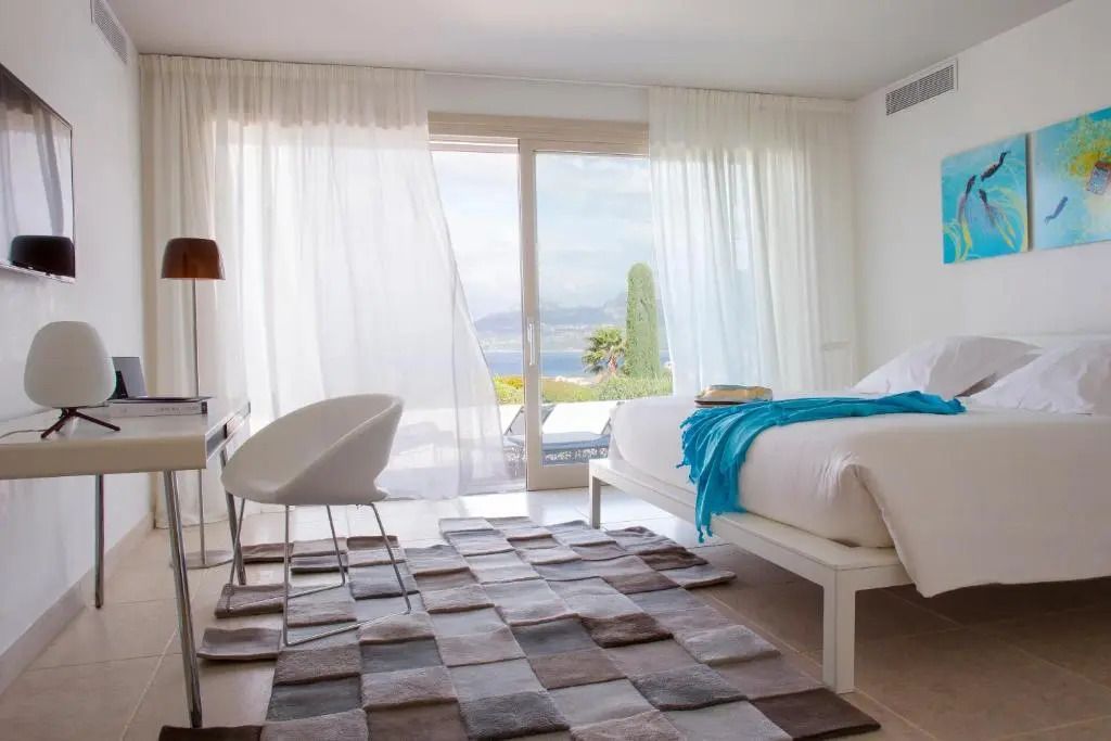 Geräumiges Schlafzimmer mit Meerblick und stilvoller Dekoration