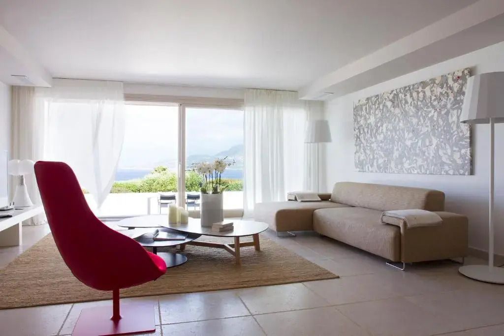 Helles Wohnzimmer mit moderner Einrichtung und Meerblick