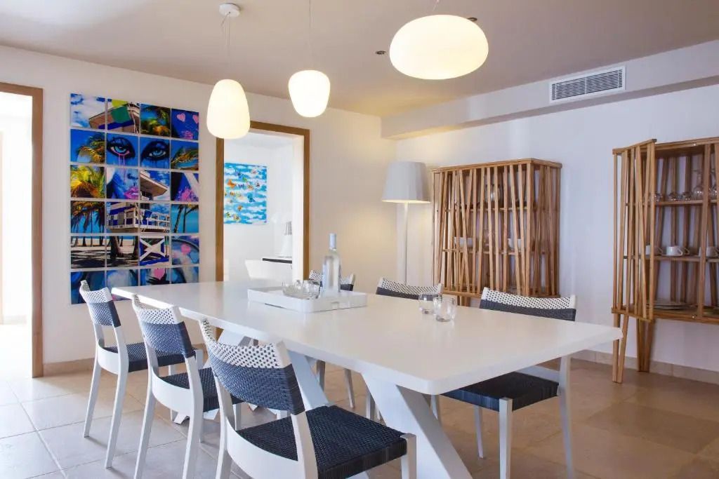 Moderner Essbereich mit stilvoller Kunst und Designermöbeln