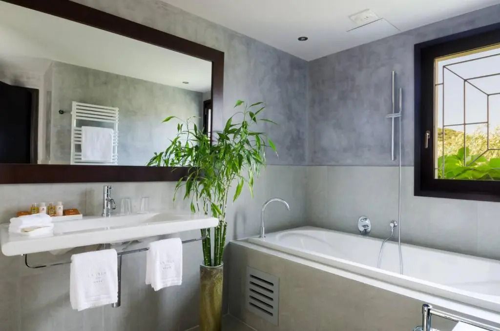Modernes Badezimmer mit Badewanne und stilvoller Dekoration.
