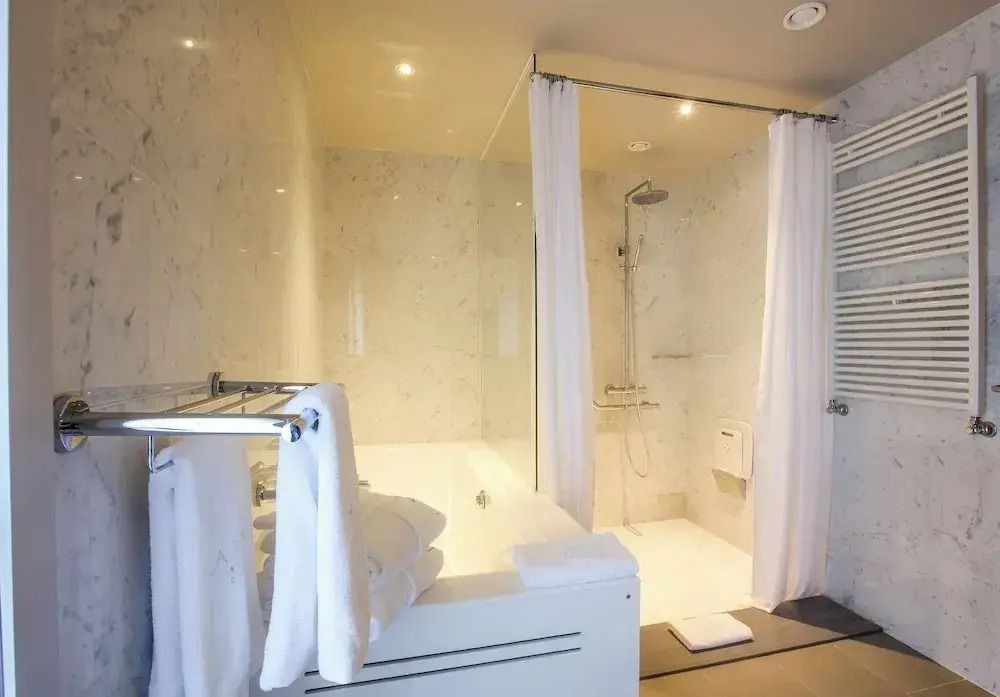Modernes Badezimmer mit Dusche und Badewanne in der Vierer Suite des Hotels La Villa Calvi