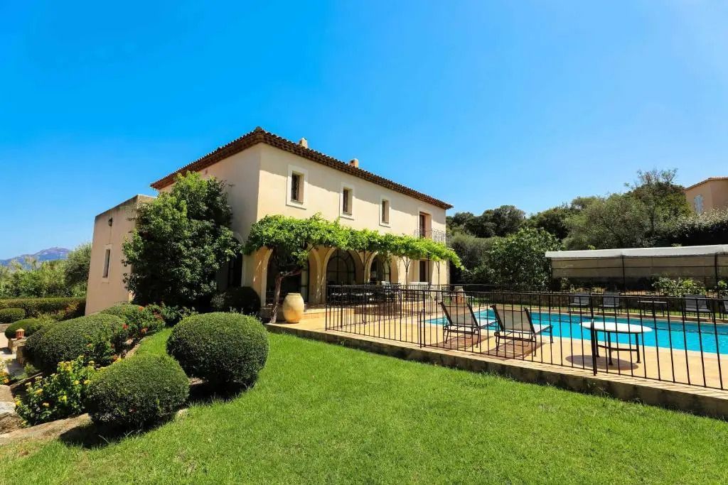 Seitenansicht der Villa mit gepflegtem Garten und Pool