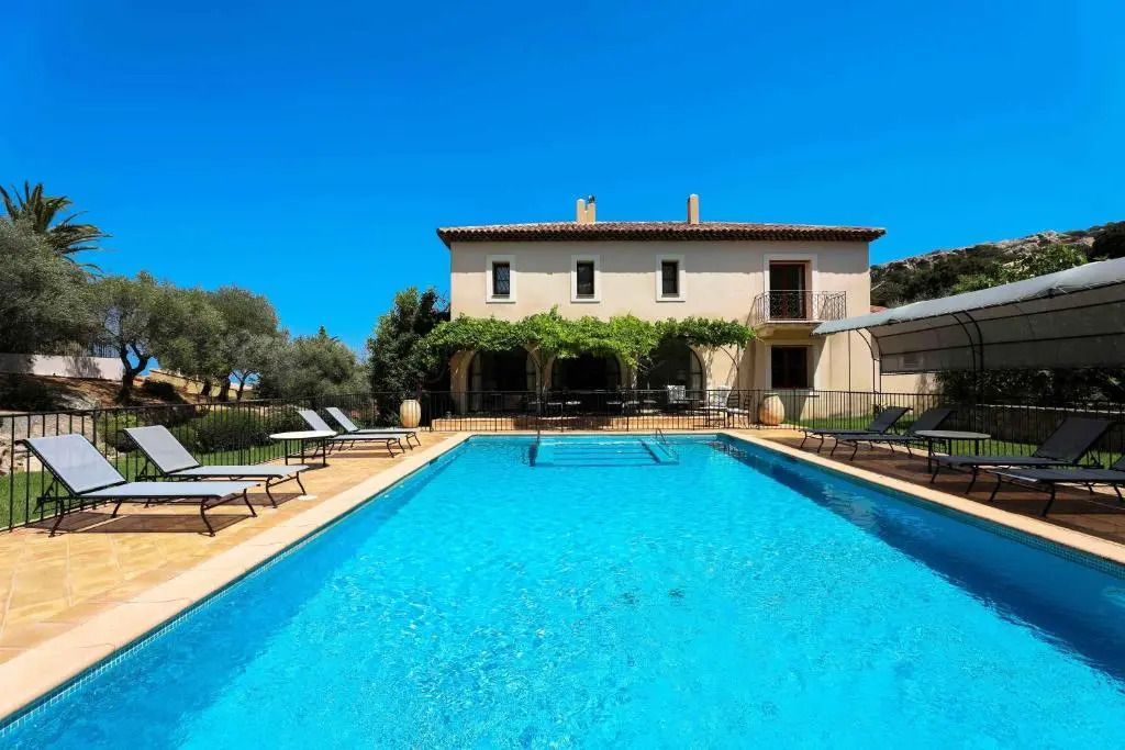 Villa mit Swimmingpool vor klarem blauen Himmel