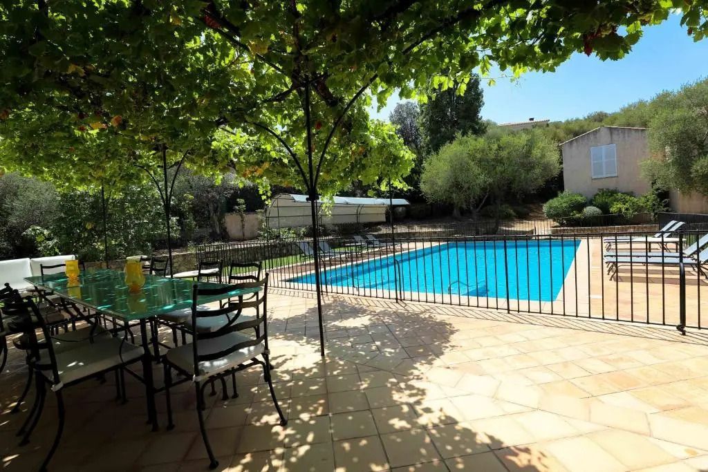 Terrasse mit Blick auf den Pool, von Weinreben umgeben