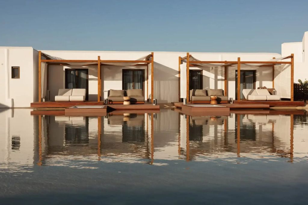 Moderne Villen mit Holzterrassen und Spiegelung im Wasser