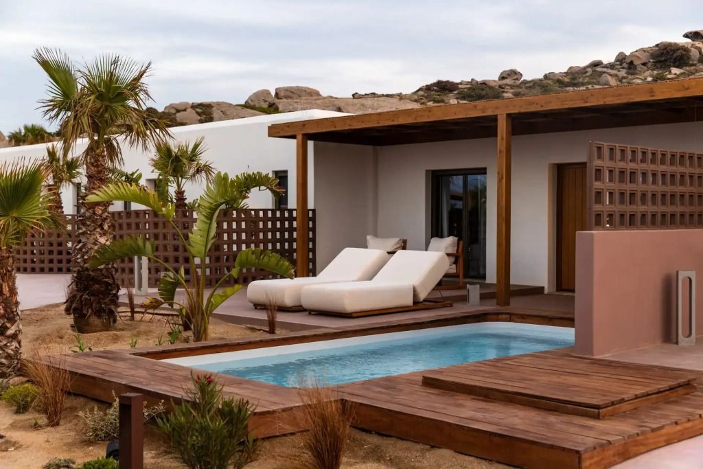 Privater Pool mit Sonnenliegen und moderner Terrasse im Garten der Suite